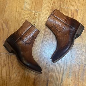 NWT Frye Billy Inside Zip Ankle Boot in Tan Croc Size 6
